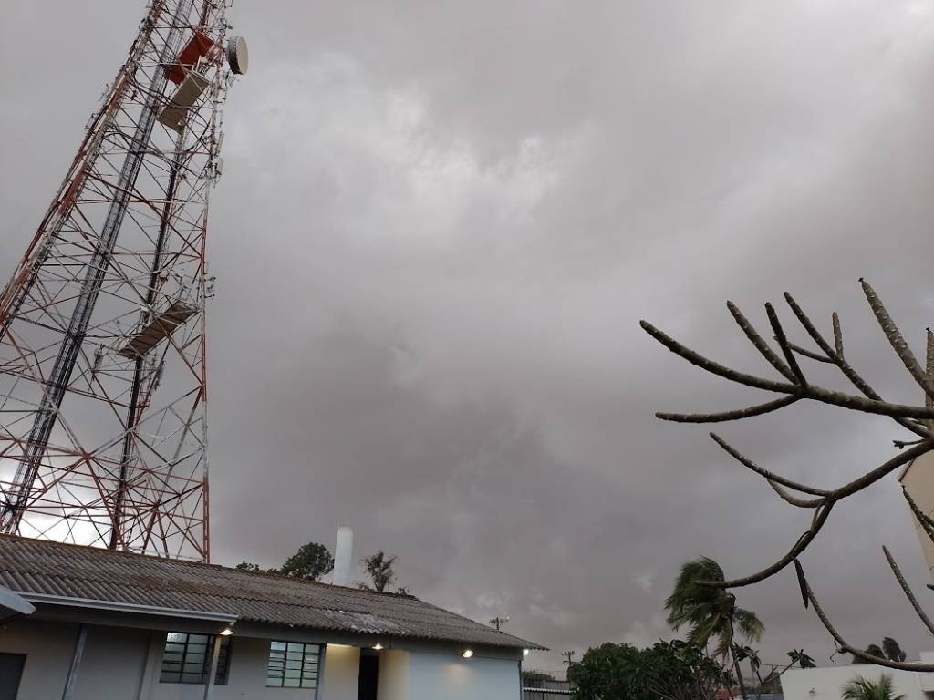 Previsão para hoje é de chuva forte, trovoadas e temperatura de