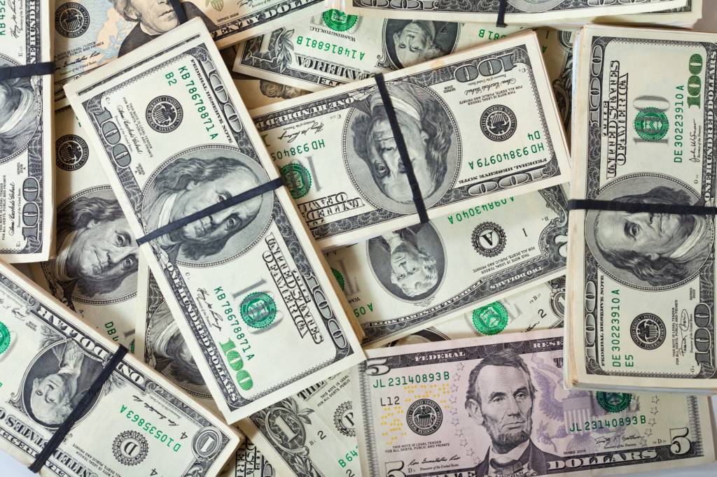 Dólar abre a semana em queda com a diminuição das tensões comerciais