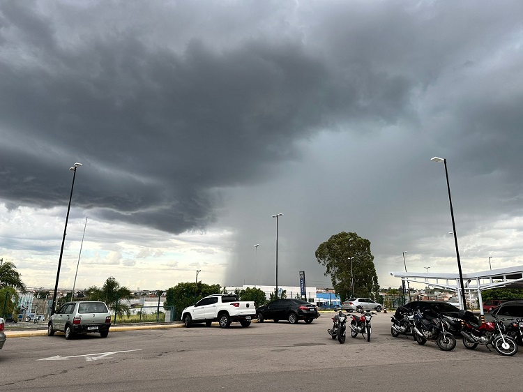 Nova frente fria se forma e espalha chuva no Brasil