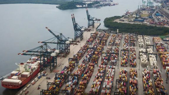 Senado dos EUA vota por bloquear tarifas sobre o Brasil, em rejeição à política comercial de Trump