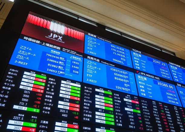 Painel eletrônico da Bolsa de Valores de Tóquio, no Japão, mostra cotações, índices e números do mercado financeiro em azul, vermelho e verde. As telas exibem a movimentação das ações e dos principais indicadores da bolsa japonesa durante um dia de forte alta nos mercados asiáticos.